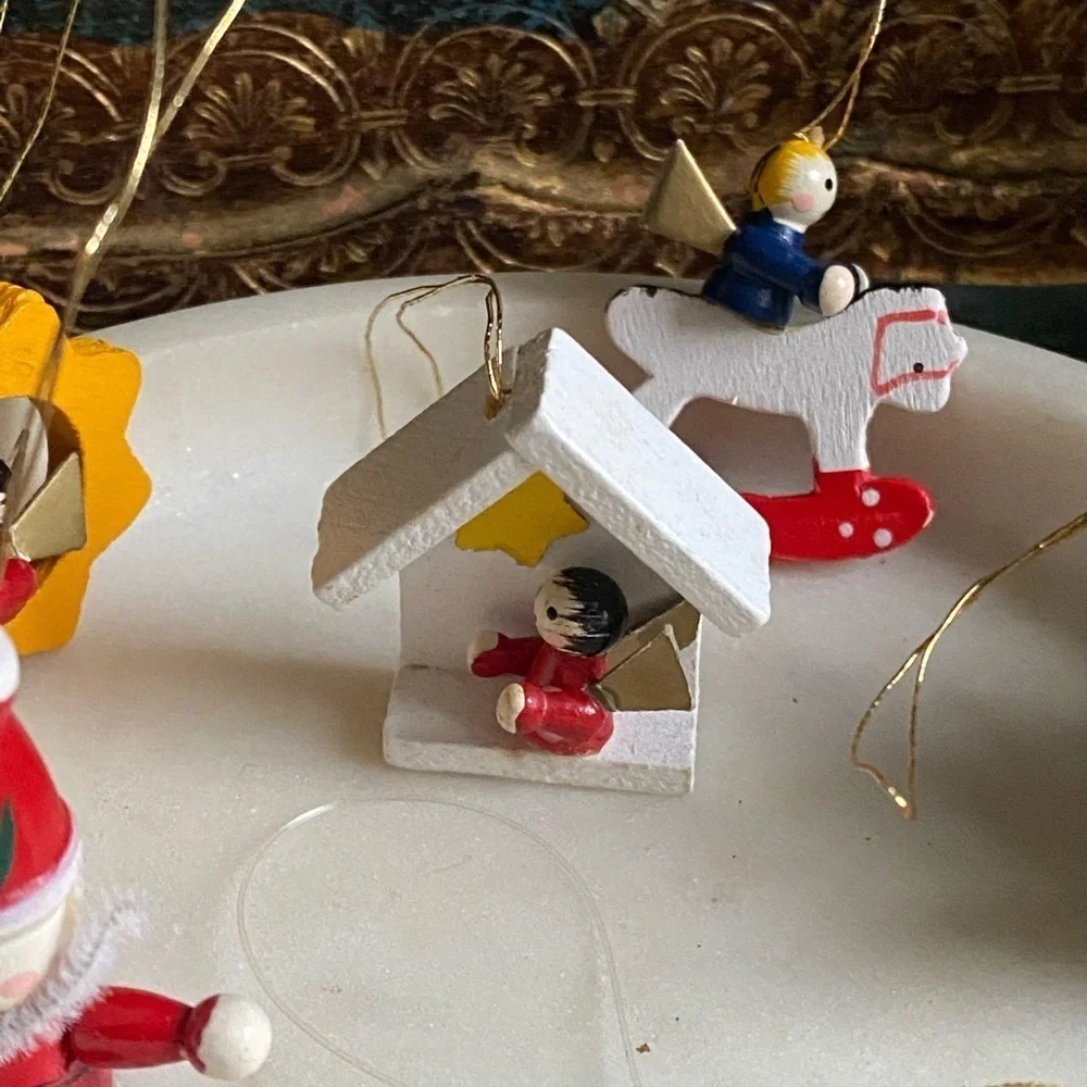𝅺5 wooden painted Christmas tree ornaments and a pear_4